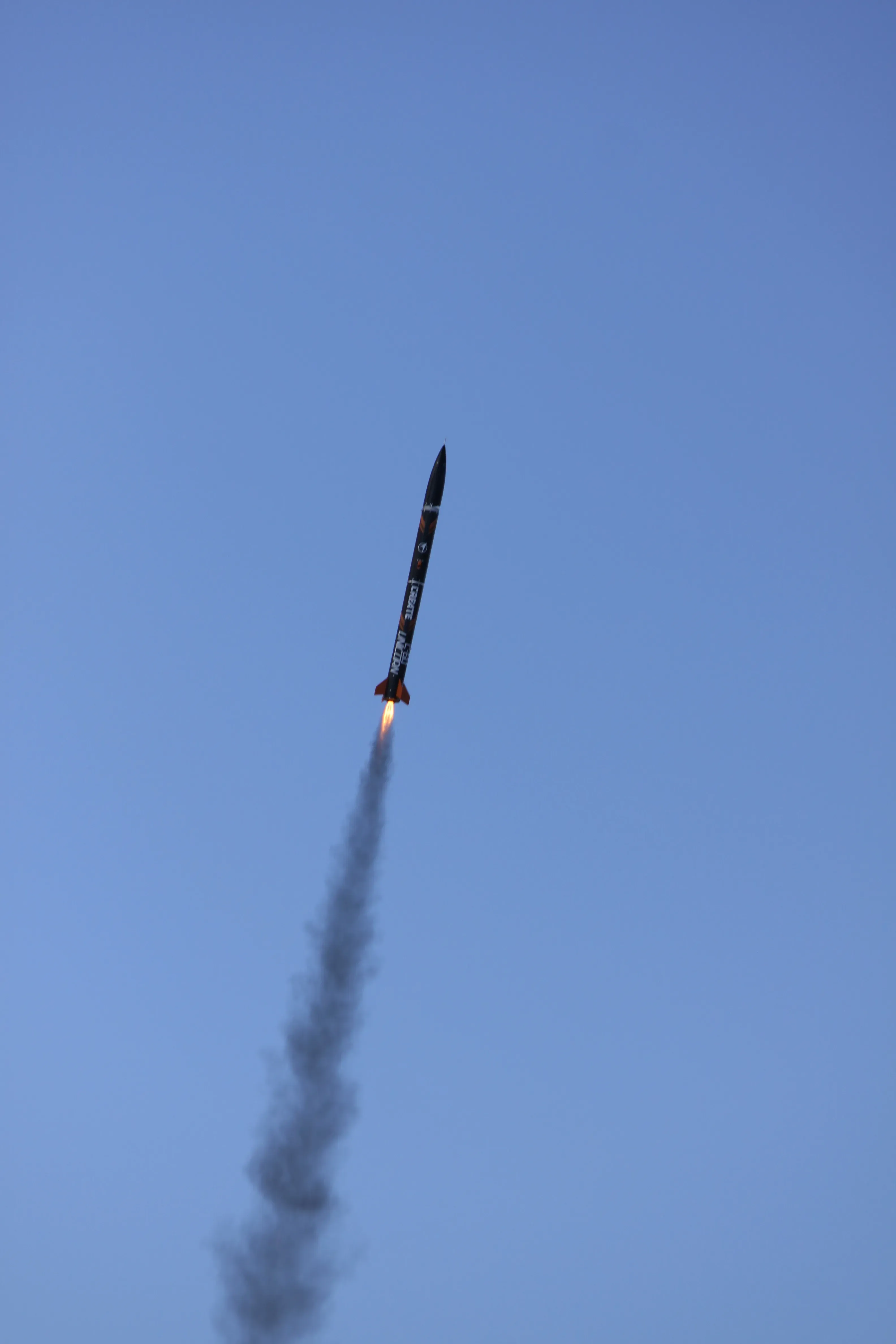 ハイブリッドロケットが青空へ上昇していく打ち上げの様子